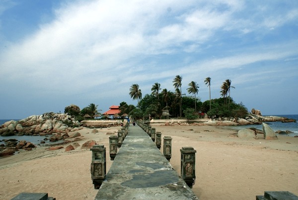 Kota Bangka Belitung, Pantai Parai Tenggiri