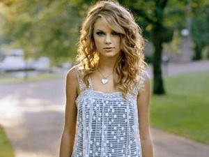 Taylor Swift Perankan Joni Mitchell di Layar Lebar