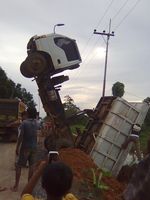 Truk Terjungkal