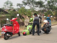 Saling bantu antar komunitas, walau tak saling kenal. Tak peduli motor baru atau model lama. (Foto FX Sunarno).