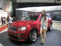 Dengan mesin V8 6.4 l, SUV ini mampu menyemburkan tenaga hingga 470hp di 6.000 rpm dan torsi 630 Nm di 4.300 rpm. Dengan kekuatan yang dahsyat itu Grand Cherokee SRT8 ini juga memiliki teknologi Fuel Saver agar BBM-nya tidak terlalu boros.