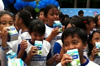 Konsumsi susu di Indonesia terbilang lebih rendah dibanding negara lain di Asia Tenggara yaitu hanya 12,85 liter per tahun, sementara Malaysia mencapai 50,9 liter per tahun, Vietnam sebanyak 14,3 liter per tahun dan Filipina sebanyak 13,7 liter per tahun. (dok: detikHealth)