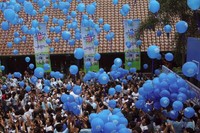Dalam peringatan World School Milk Day 2012 ini selain diisi dengan minum susu bersama secara serentak dengan 400 siswa SDN 01 Menteng. Juga turut dilakukan pelepasan balon ke udara, masing-masing balon ini sudah berisi harapan dari sisa-siswa sekolah dasar ini. (dok: Greenfields)