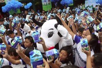 Untuk meningkatkan konsumsi susu dan kebutuhan kalsium, berdasarkan FAO disarankan 3 porsi sehari. Hal ini sama dengan 200 ml susu, 30 gram kecil (seukuran kotak korek api) dan 1 kemasan (150 gram) plain yoghurt. (dok: Greenfields)