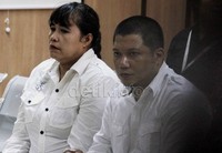 Dalam sidang yang dipimpin ketua majelis hakim, Agus Iskandar, jaksa mendakwa kedua pasutri itu dengan pasal 170 KUHP Subsider Pasal 351 KUHP tentang pengeroyokan dan penganiayaan dengan ancaman kurungan 12 tahun.