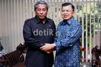 JK berjabat tangan dengan M Nuh.