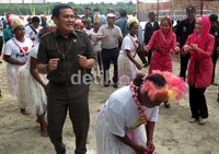 Ia juga ikut menari Yosim Pancar, tarian warga yang menyambutnya di Pulau Mbromsi, Distrik Aimando Padaido.