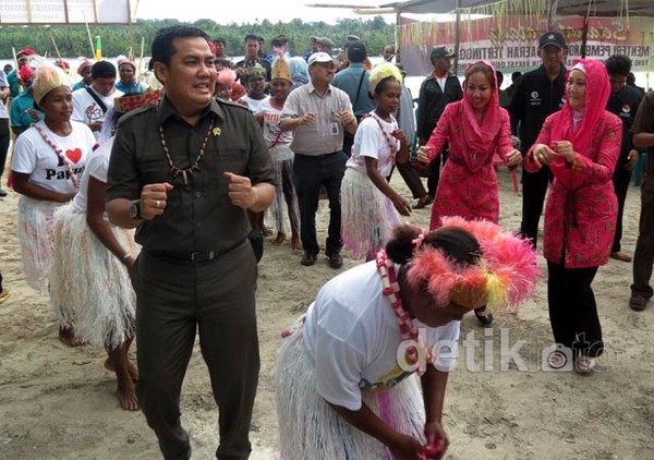 Menteri PDT Menari Bersama Warga Papua