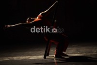 Lantai pentas bisa dimana-mana, tidak hanya horizontal namun juga vertikal.