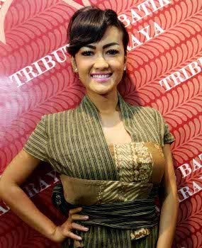 Pakai Batik di Luar Negeri, Julia Perez Disebut Princess Indonesia