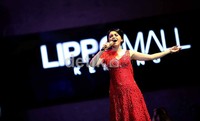 Rossa tampil menghibur para tamu undangan dan pengunjung dalam acara pembukaan Lippo Mall Kemang, Rabu (26/9/2012) di kawasan Kemang Village, Jakarta Selatan.