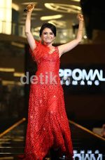 Dibalut Gaun Merah, Rossa Tampil Mempesona
