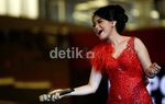Dibalut Gaun Merah, Rossa Tampil Mempesona