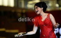 Penyanyi bertubuh mungil itu memeriahkan acara dengan menyanyikan tiga buah lagu.