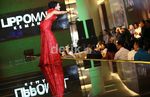 Dibalut Gaun Merah, Rossa Tampil Mempesona