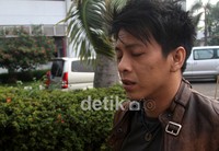 Ariel tampak memakai jaket kulit coklatnya. Gus Mun/detikHOT.