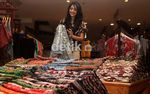 Gaya Casual dengan Batik ala Astri Nurdin