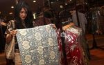 Gaya Casual dengan Batik ala Astri Nurdin