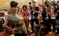 Julia Perez alias Jupe tampil cantik mengenakan batik.