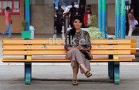Ia tampak memakai atasan bermotif leopard dan rok coklat.
