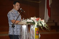 Ketua panitia pameran dan seminar kelistrikan 2012 Dadan Kurniadipura memberikan kata sambutan.