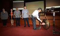 Adi Supriono, sekretaris PT PLN memukul gong sebagai tanda dilaunchingnya pameran dan seminar kelistrikan 2012.