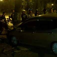 Honda Jazz Hantam Pohon, Dua Penumpang Luka-luka