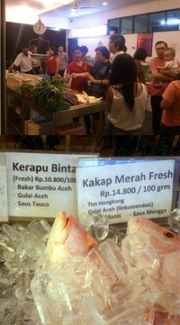 Di depan restoran terdapat jejeran sayur mayur dan seafood yang dapat dipilih sendiri oleh konsumen. Pelanggan juga dapat menentukan porsi dan teknik memasak yang diinginkan. (Fitria Rahmadianti/Detikfood)