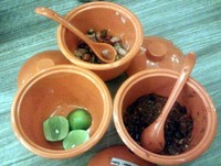 Untuk melengkapi hidangan, sambal dabu-dabu, sambal terasi, dan irisan jeruk nipis tersedia di atas meja. (Fitria Rahmadianti/Detikfood)