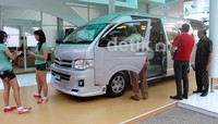 Toyota Hiace menyajikan kabin penumpang yang lapang dengan daya tampung 16 penumpang.
