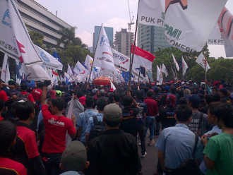 Seribuan Buruh Geruduk Kemenkes, Rasuna Said Arah Menteng Macet