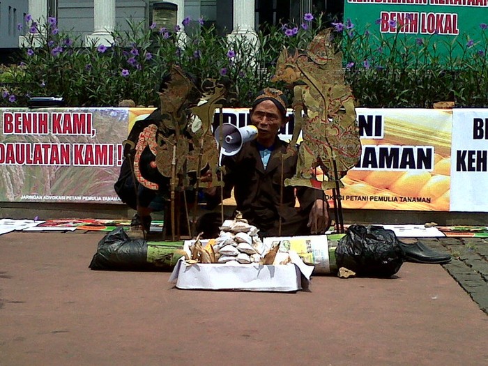 Dipenjara Karena Jual Benih Tak Bersertifikat, Petani Aksi Teatrikal di MK