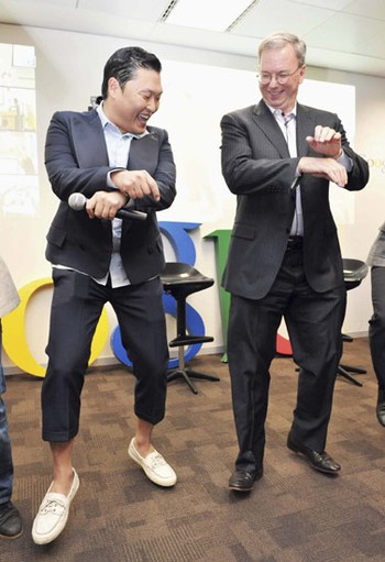 Rapper PSY mengajak Schmidt bergoyang gangnam style. Psy menggebrak dunia karena tarian uniknya tersebut.