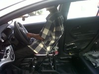 Mobil sepertinya merupakan mobil yang tengah dimodifikasi interiornya. Semua bagian interior mulai dari dashboard, jok depan dan jok belakang dicopot. (Sugiono)