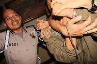 Fitrah Ramadani (FT) alias Doyok digelandang ke Mapolres Jaksel dengan kedua tangan diborgol.