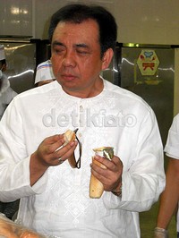 Sekjen Kemenag mencicipi roti dengan selai yang disediakan perusahaan katering Al Ikhwan.