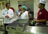 Alat-alat memasak nasi di perusahaan katering harus memenuhi standar kesehatan.