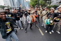 Massa bergerak ke Kemenakertrans.
