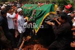 Deni Korban Tawuran Pelajar Dimakamkan