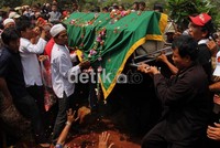 Jenazah remaja tersebut diantar konvoi ratusan siswa SMA Yake.