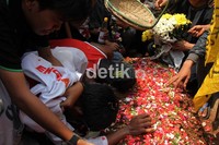 Teman-teman almarhum juga tampak bersedih.