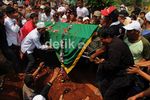 Deni Korban Tawuran Pelajar Dimakamkan