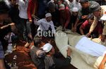 Deni Korban Tawuran Pelajar Dimakamkan