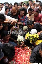 Deni Korban Tawuran Pelajar Dimakamkan