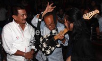 Ical membeli gitar tersebut Rp 80 juta.