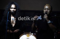 Selain Abdi, vokalis Slank, Kaka juga melelang kepala sabuk miliknya berlambang Slank yang terjual Rp 5 juta.