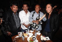 Ical mencoba gitar barunya tersebut.