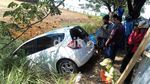 Hindari Motor, Honda Jazz Masuk Selokan