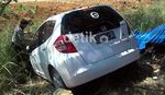 Hindari Motor, Honda Jazz Masuk Selokan