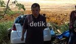 Hindari Motor, Honda Jazz Masuk Selokan